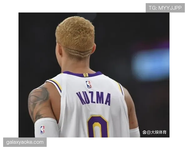 库兹马通过高效无球跑动提升团队三分威胁，拉开阵容空间明显优于队友
