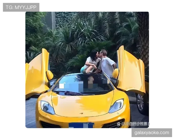 张志磊手拿外卖坐豪车，车里堆满名牌包，我这反差服了